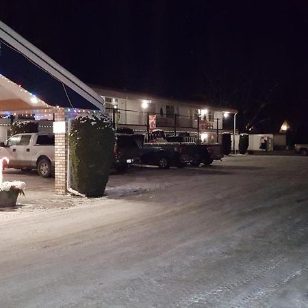 Anchor Riverfront Motel Sicamous Zewnętrze zdjęcie