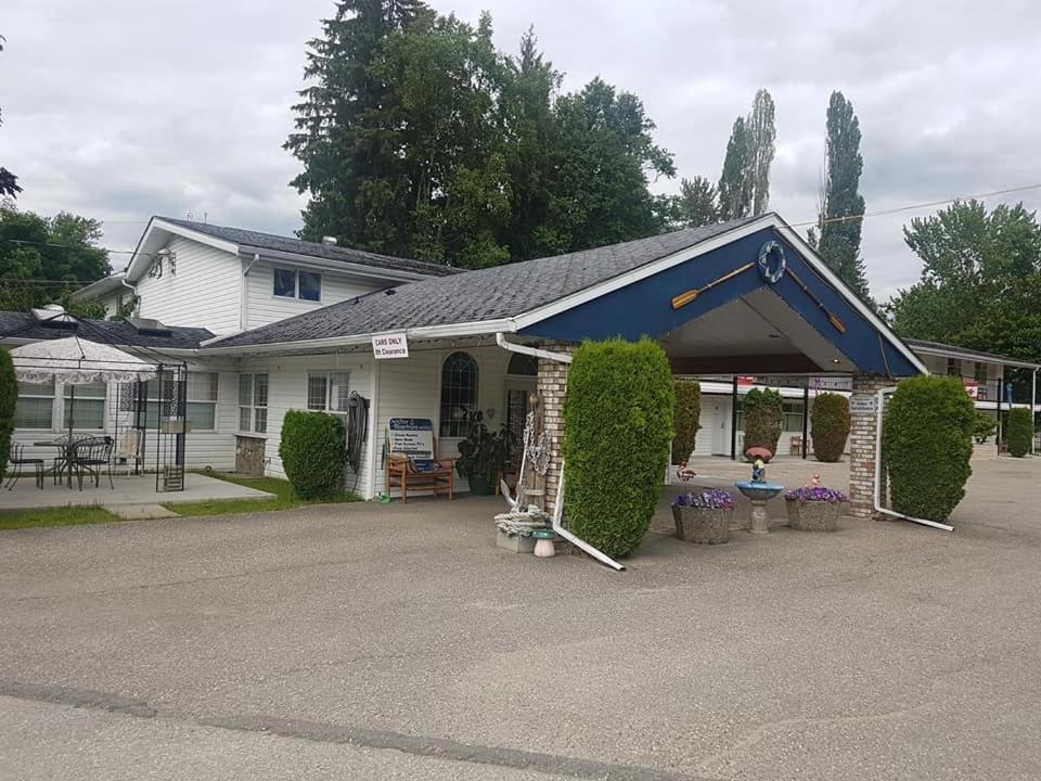 Anchor Riverfront Motel Sicamous Zewnętrze zdjęcie