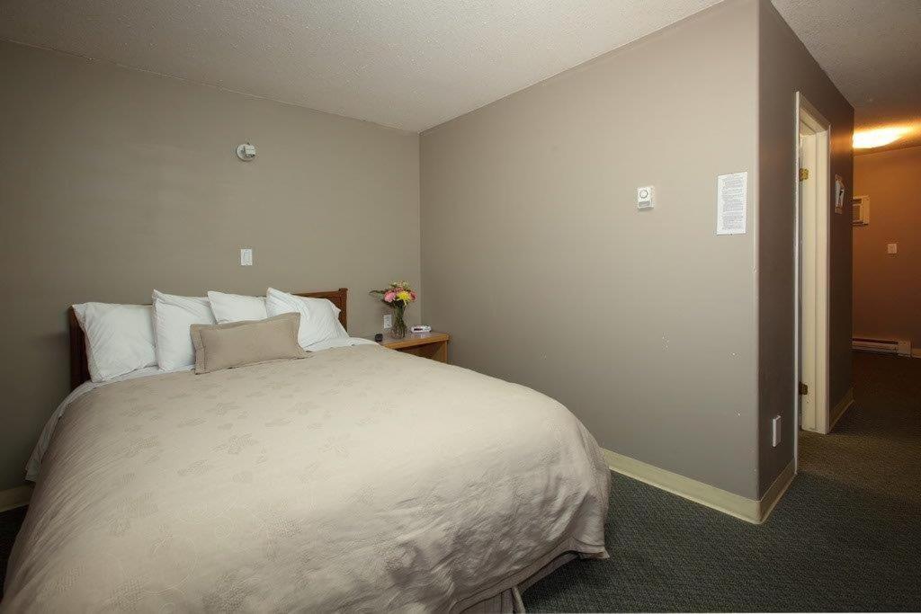 Anchor Riverfront Motel Sicamous Zewnętrze zdjęcie