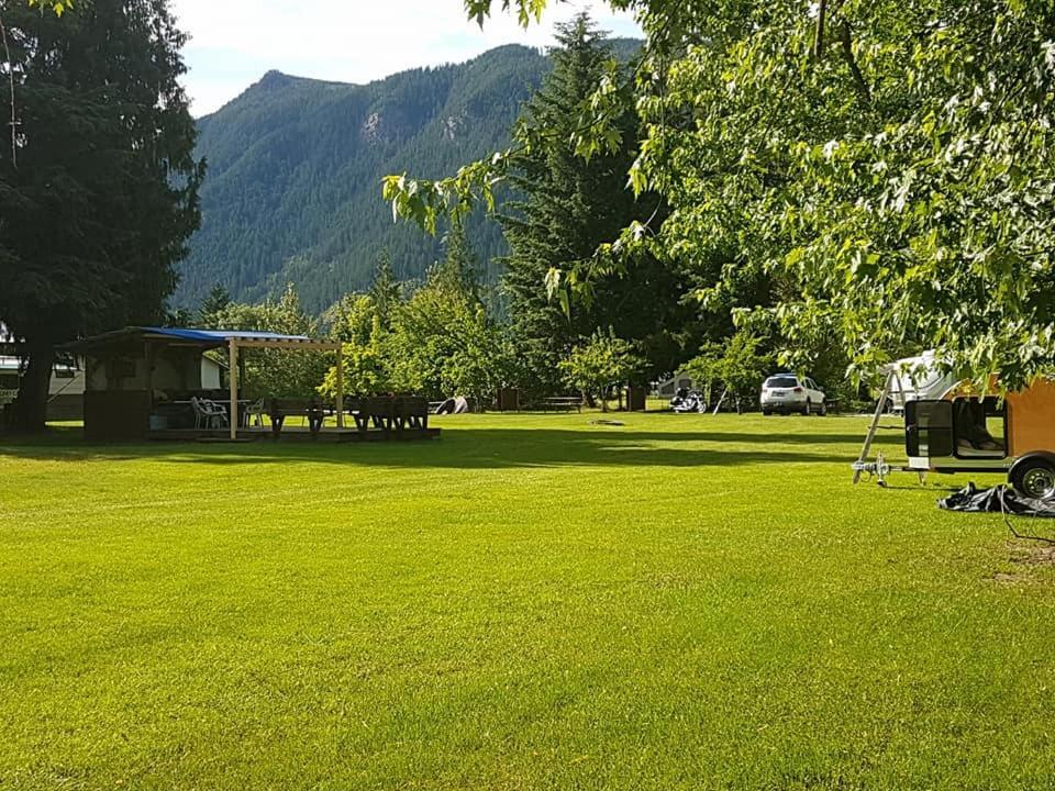 Anchor Riverfront Motel Sicamous Zewnętrze zdjęcie