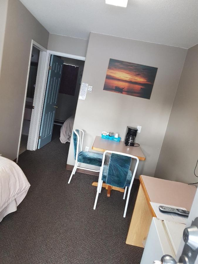 Anchor Riverfront Motel Sicamous Zewnętrze zdjęcie