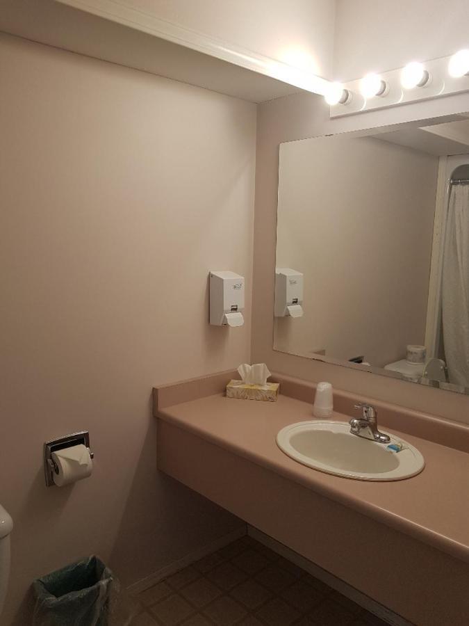 Anchor Riverfront Motel Sicamous Zewnętrze zdjęcie