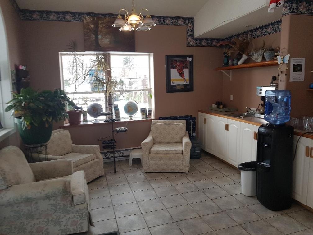 Anchor Riverfront Motel Sicamous Zewnętrze zdjęcie